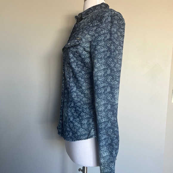 GUESS Lalima Blue Denim Printed Floral Flower Faux Pearls Casual Shirt Top RARE - Picture 9 of 11
